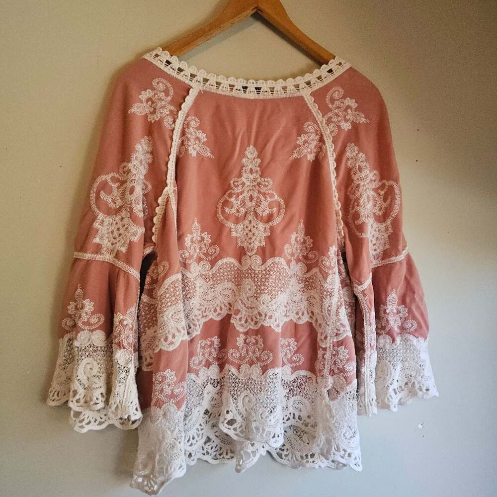 Democracy Pink Cold Shoulder Bell Sleeve Lace Embroidered Blouse Size XL - Picture 4 of 5